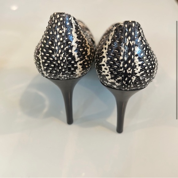 Alexander McQueen RARE black and white snakeskin round toe heels shoes size 39.5 - Picture 3 of 8
